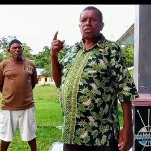 Tokoh Masyarakat Adat Arguni Bawah, Dominggus Ruwe, saat menyampaikan pernyataan sikap usai Sasi Adat. (FOTO: FAD)