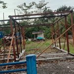 Salah satu rumah warga di Kampung Ure Distrik Yamor yang hingga saat ini belum selesai dikerjakan. Padahal pencairan anggaran mencapai 100 persen. (FOTO: DOK)