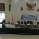 Juru Bicara Fraksi PDIP, Mohammad Mansyur Sirua, saat membacakan pandangan umum fraksi di Paripurna DPRD. (FOTO: DAR)