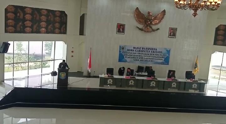 Juru Bicara Fraksi PDIP, Mohammad Mansyur Sirua, saat membacakan pandangan umum fraksi di Paripurna DPRD. (FOTO: DAR)