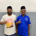Ali Rumalutur saat menerima Amanah mengenakan baju PAN dan berpose bersama Ketua DPD PAN Kabupaten Kaimana, Fatamsya Furu. (FOTO: ISTIMEWA)