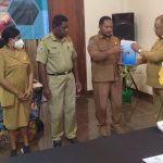 Kepala Dinas Kehutanan Provinsi Papua Barat, Ir. Runaweri F.H, MM, saat menyerahkan dokumen rencana pengelolaan hutan jangka panjang kepada mitra dan OPD terkait untuk dimulainya pembahasan RPHJP di Grand Papua Hotel. (FOTO: IST)