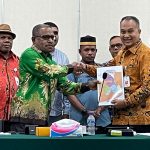 Ketua Tim Pemekaran DOB Bomberay Raya, Cryllus Adopak, SE, MM saat menyerahkan dokumen DOB Bomberay Raya kepada Staf Ahli Menteri PPN Bidang Pembangunan Sektor Unggulan dan Infrastruktur, Dr. Velix V. Wanggai di Jakarta, Senin (1/8/2022). (FOTO: ISTIMEWA)