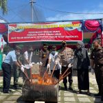 Barang bukti yang berhasil dimusnahkan oleh Kejaksaan Negeri Kaimana, Rabu (3/8/2022). (FOTO: ISTIMEWA)