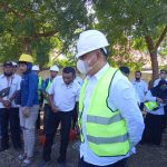 Bupati Sikka, Fransiskus Roberto Diogo, saat menghadiri peletakan batu pertama pembangunan mall pelayan publik di Maumere.(FOTO: WIN)