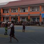 Laga final bola basket antara Tim Sunset Skuad dan Tim Bhayangkara bola basket memperingati HUT RI ke 77 di Lapangan Basket SMK Negeri 2 Kaimana, pada Minggu (14/8/2022).