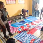 Polisi saat mengidentifikasi sejumlah barang bukti dalam aksi perayaan HUT Kemerdekaan West Papua di Lapangan Lama Kota Kaimana. (FOTO: ANI)