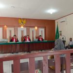 Majelis Hakim Pengadilan Negeri Kaimana, saat memeriksa salah seorang saksi dari Bagian Data pada Kantor BKPSDM Kaimana. (FOTO: FAD)