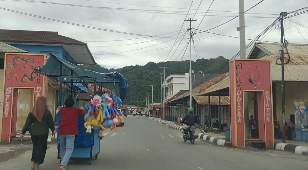 Ruas Jalan Trikora Kaimana yang direncanakan akan dibangun Pecinan sebagai pemgembangan Kota Tua Kaimana. (FOTO: REN)