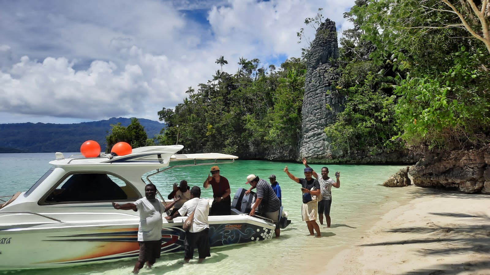 Kawasan Wisata Surangga, salah satu potensi wisata Teluk Triton Kabupaten Kaimana, Papua Barat (FOTO: IST)