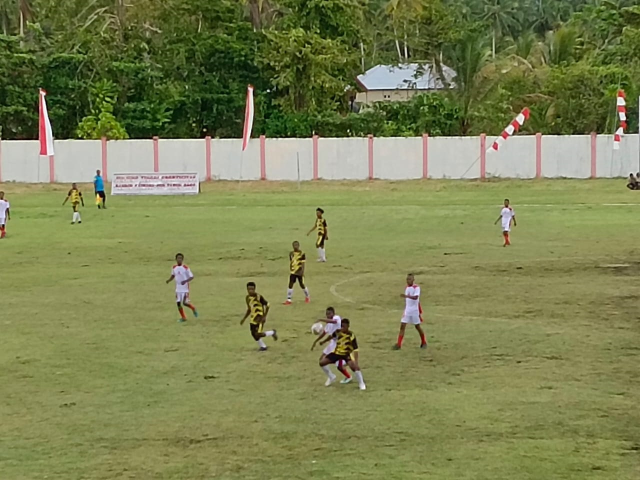 Seorang pemain Matoa FC sedang berebut bola dengan pemain Matanbers FC. Dalam laga ini, Matanbers berhasil menang tipis 3-2 atas Matoa FC. (FOTO: FAD)