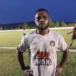 Pemain Bugis FC, Ishak Owure (5), penentu kemenangan timnya, saat menjamu Iamba FC pada lag kedua, Kamis (23/2/23).(FOTO: REN)