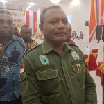 Bupati Kabupaten Teluk Bintuni, Ir. Petrus Kasihiw, MT, saat memberikan keterangan pers, usai menghadiri rapat percepatan pembentukan daerah otonomi baru (DOB) Provinsi Papua Barat Tengah, di Gedung Pertemuan Krooy Kaimana, Minggu dini hari (12/2/23). (FOTO: FAD)