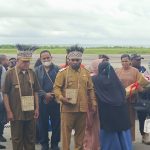 BUpati dan Wakil Bupati Kaimana (2025-2030), Hasan Achmad dan Isak Waryensi, saat disambut secara adat di apron Bandara Utarum Kaimana.(FOTO : R1)