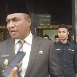 Wakil Gubernur Papua Barat, Mohammad Lakotani, saat menyampaikan pernyataan persnya di depan awak media di Kaimana.(FOTO: R1)