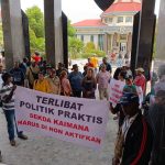 Aksi Demo Damai tentang Pergantian Sekda Kaimana beberapawaktu lalu di Kantor Bupati Kaimana.(FOTO : IST)