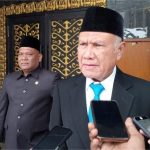 Bupati Kaimana, Hasan Achmad, saat memberikan keterangan ke awak media usai menyampaikan LKPJ tahun 2024 di depan DPRK. (FOTO : JRCT)