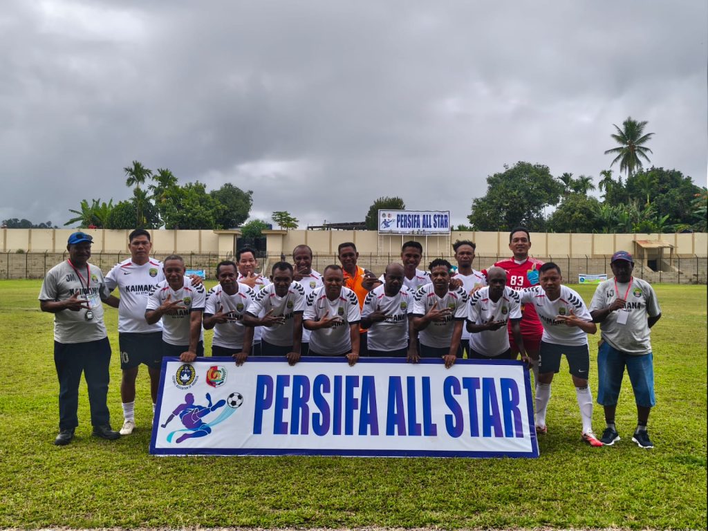 Manager dan para pemain Kaimana All Star berpose bersama sebelum kompetisi perdana Laga Fakfak All Star Tahun 2025 di Stadion 16 November Kota Pala Fakfak.(FOTO : IST)