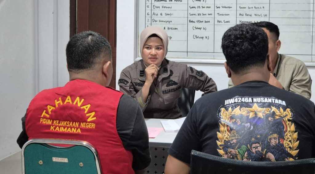 Tersangka MEP saat diserahkan penyidik Polres Kaimana kepada JPU Kejaksaan Negeri Kaimana, Kamis (12/6/25). (FOTO: JRTC)