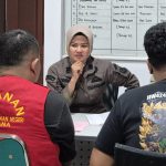 Tersangka MEP saat diserahkan penyidik Polres Kaimana kepada JPU Kejaksaan Negeri Kaimana, Kamis (12/6/25). (FOTO: JRTC)