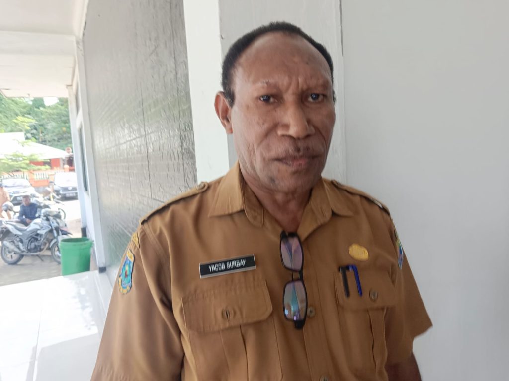 Kepala Dinas Lingkungan Hidup, Yakob Surbay.(FOTO: ARI)