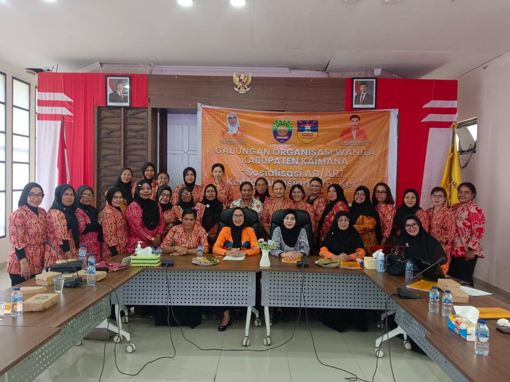 Hari Ini Pengurus GOW Kaimana Dilantik KAIMANA, KT- Hari ini, Jumat (1/8/25), Ketua Gabungan Organisasi Wanta, Ny. Yamina Waryensi dan pengurusnya dilantik oleh Bupati Kaimana, Hasan Achmad di Gedung Pertemuan Krooy. Hadir dalam kesempatan itu, Ketua GOW Provinsi Papua Barat, Ny.Lani Lakotani, Pembina GOW Kaimana, Ny. Tuti Achmad serta seluruh pengurus dan tamu undangan. Dalam sosialisasi AD/ART, Keorganisasian dan Pra Raker yang berlangsung di Ruang Rapat Bupati, Kamis (31/7/25) Ketua GOW Provinsi Papua Barat, Ny. Lani Lakotani menegaskan, kehadiran GOW sebagai mitra pemerintah dalam menjawab tantangan kaum perempuan di Kabupaten Kaimana dan kesejahteraan masyarakat, akan sangat strategis jika organisasi ini hidup dan membantu pemerintah dalam mencapai visi dan misi pemerintah daerah. "Banyak sekali isu-isu yang yang nanti akan dikerjakan oleh GOW tidak hanya persoalan pendidikan, kesehatan, dan perlindungan anak. Tapi juga isu-isu muatan UMKM, stunting, kesehatan mental masyarakat, yang saat ini menjadi isu penting dengan perubahan digitalisasi dan media sosial," tegasnya. Dengan latarbelakang dari multi organisasi yang telah mempunyai program masing-masing, dia sangat berharap agar GOW Kaimana semakin memperkuat dan menghasilkan dampak yang besar bagi masyarakat. Sementara itu, Pembina GOW, Ny. Tuti Achmad dalam pemaparannya juga mengatakan, sebagai mitra pemerintah GOW harus berkomitmen untuk bersinergi dengan Pemerintah Kabupaten Kaimana untuk pembangunan daerah. Dia pun sangat berharap agar seluruh pengurus usai dilantik nanti, akan terus bekerjasama dengan seluruh organisasi wanita di Kabupaten Kaimana dalam mendukung program-program pemerintah daerah dan ikut secara aktif dalam memajukan Kabupaten Kaimana.(ARI-R1) Ketua GOW Provinsi Papua Barat, Ny.Lani Lakotani, Pembina GOW Kabupaten Kaimana, Ny. Tuti Achmad, Ketua GOW Kaimana, Ny. Yamina Waryensi, berpose bersama usai kegiatan sosialisasi AD/ART, Keorganisasian dan Pra Raker yang berlangsung di Ruang Rapat Bupati, Kamis (31/7/25). (FOTO : ARI)