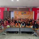 Hari Ini Pengurus GOW Kaimana Dilantik KAIMANA, KT- Hari ini, Jumat (1/8/25), Ketua Gabungan Organisasi Wanta, Ny. Yamina Waryensi dan pengurusnya dilantik oleh Bupati Kaimana, Hasan Achmad di Gedung Pertemuan Krooy. Hadir dalam kesempatan itu, Ketua GOW Provinsi Papua Barat, Ny.Lani Lakotani, Pembina GOW Kaimana, Ny. Tuti Achmad serta seluruh pengurus dan tamu undangan. Dalam sosialisasi AD/ART, Keorganisasian dan Pra Raker yang berlangsung di Ruang Rapat Bupati, Kamis (31/7/25) Ketua GOW Provinsi Papua Barat, Ny. Lani Lakotani menegaskan, kehadiran GOW sebagai mitra pemerintah dalam menjawab tantangan kaum perempuan di Kabupaten Kaimana dan kesejahteraan masyarakat, akan sangat strategis jika organisasi ini hidup dan membantu pemerintah dalam mencapai visi dan misi pemerintah daerah. "Banyak sekali isu-isu yang yang nanti akan dikerjakan oleh GOW tidak hanya persoalan pendidikan, kesehatan, dan perlindungan anak. Tapi juga isu-isu muatan UMKM, stunting, kesehatan mental masyarakat, yang saat ini menjadi isu penting dengan perubahan digitalisasi dan media sosial," tegasnya. Dengan latarbelakang dari multi organisasi yang telah mempunyai program masing-masing, dia sangat berharap agar GOW Kaimana semakin memperkuat dan menghasilkan dampak yang besar bagi masyarakat. Sementara itu, Pembina GOW, Ny. Tuti Achmad dalam pemaparannya juga mengatakan, sebagai mitra pemerintah GOW harus berkomitmen untuk bersinergi dengan Pemerintah Kabupaten Kaimana untuk pembangunan daerah. Dia pun sangat berharap agar seluruh pengurus usai dilantik nanti, akan terus bekerjasama dengan seluruh organisasi wanita di Kabupaten Kaimana dalam mendukung program-program pemerintah daerah dan ikut secara aktif dalam memajukan Kabupaten Kaimana.(ARI-R1) Ketua GOW Provinsi Papua Barat, Ny.Lani Lakotani, Pembina GOW Kabupaten Kaimana, Ny. Tuti Achmad, Ketua GOW Kaimana, Ny. Yamina Waryensi, berpose bersama usai kegiatan sosialisasi AD/ART, Keorganisasian dan Pra Raker yang berlangsung di Ruang Rapat Bupati, Kamis (31/7/25). (FOTO : ARI)