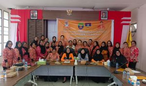 Ketua GOW Provinsi Papua Barat, Ny.Lani Lakotani, Pembina GOW Kabupaten Kaimana, Ny. Tuti Achmad, Ketua GOW Kaimana, Ny. Yamina Waryensi, berpose bersama usai kegiatan sosialisasi AD/ART, Keorganisasian dan Pra Raker yang berlangsung di Ruang Rapat Bupati, Kamis (31/7/25). (FOTO : ARI)