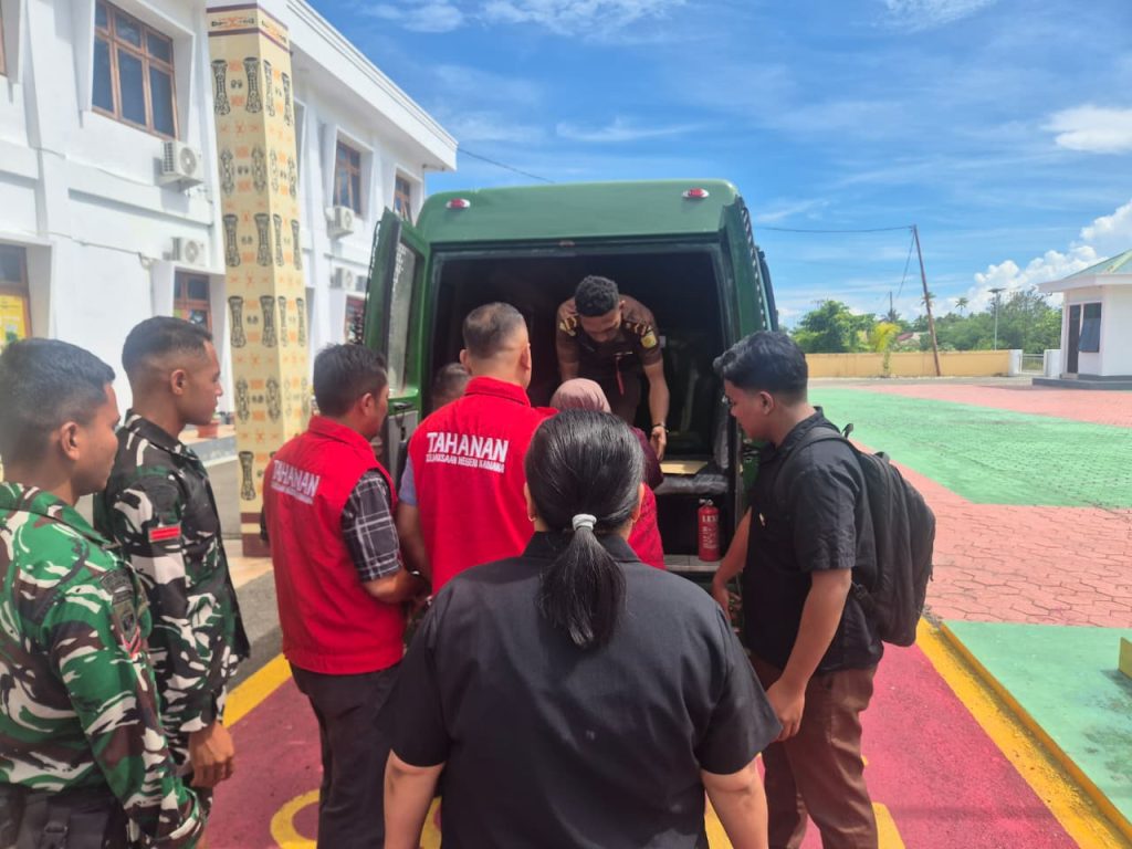 Ketiga Terdakwa saat dieksekusi Tim Kejaksaan Negeri Kaimana di Kantor Kejaksaan. Selanjutnya, ketiganya dibawa ke Lapas III Kaimana untuk menjalani proses penahanan.(FOTO : KHR))