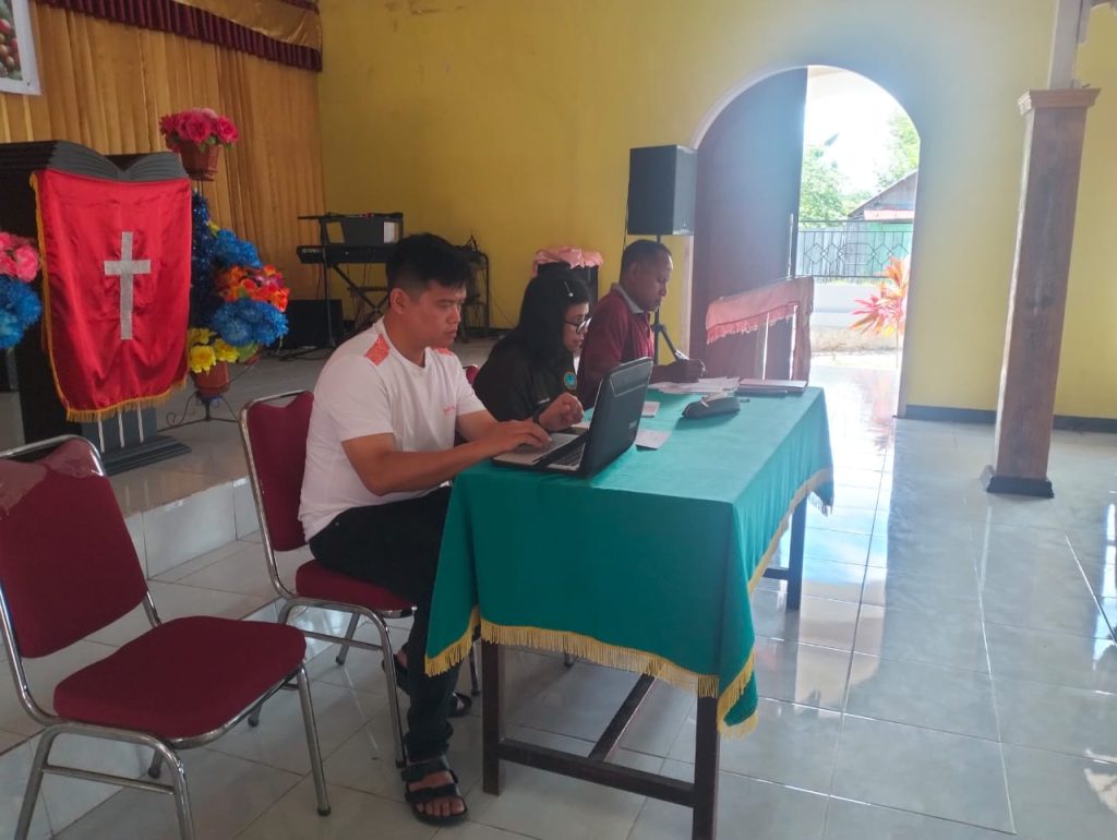 Pengurus PHBK Kaimana saat melaksanakan rapat pematangan kegiatan Pawai Santa Claus dan Lomba Pondok Natal.(FOTO : IST)