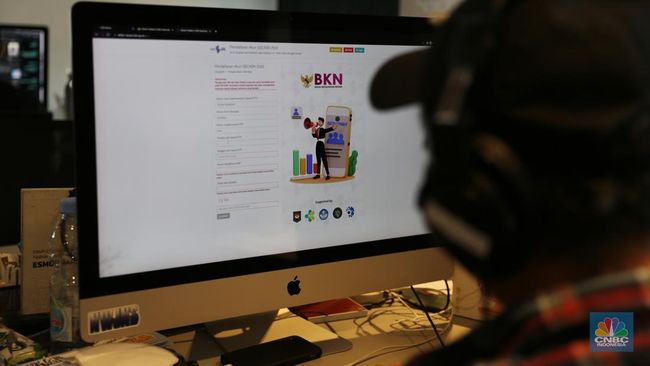 seorang-pria-mencoba-untuk-masuk-ke-situs-sscasn-2023_169