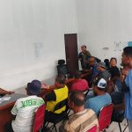 Para sopir angkot di Kota Kaimana, saat bertemu dengan Kepala Seksi Sarana Prasarana Bidang Darat, Deimen Lawalata, di ruang kerjanya. (FOTO : KHR)