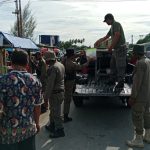 Anggota Satpol PP saat membantu mengangkut meja jualan para penjual Takjil ke lokasi Pos Polisi Air Tiba. TIndakan ini sebagai bentuk antisipasi terjadinya kemacetan selama Bulan Puasa. (FOTO: KHR)