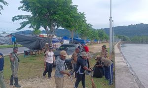 Satpol PP Sigap Bersihkan Sampah di Tempat Jual Takjil