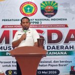 Asisten ll Bupati, Dedy Junaedi Ombaier saat membuka acara Musyawarah Daerah (MUSDA) Persatuan Perawat Nasional Indonesia (PPNI) Kabupaten Kaimana, di RM Belia, Rabu (13/5/26).. (FOTO : KHR)