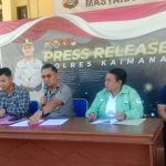 Kapolres Kaimana AKBP. Satria Dwi Dharma didampingi Kasat Reskrim Iptu. Tri Sukma Adimasworo, Kepala Dinas Pemberdayaan Perempuan dan Perlindungan Anak (PPPA) Kaimana, Olivia Henriette E. Ansanay, dan penyidik saat saat press rilis di Depan Satuan Reserse dan Kriminal (Satreskrim) Polres Kaimana.(FOTO ; KHR)