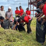 Yonif TP 864 dan Distrik Kaimana Kolaborasi Bersihkan Taman Jokowi-Iriana