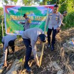 Polres Kaimana Ikut Bagi Bibit dan Tanam Jagung Bersama Petani di Km 8