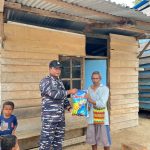 Sambut HUT ke-81 TNI AL, Lanal Kaimana Gelar Aksi Bersih Pantai dan Bagi Sembako