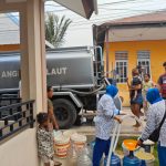 Pemda Kaimana dan Lanal Bersinergi Salurkan 5.000 Liter Air Bersih ke Warga Air Merah