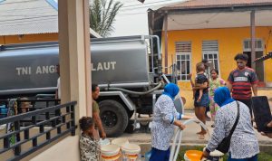 Pemda Kaimana dan Lanal Bersinergi Salurkan 5.000 Liter Air Bersih ke Warga Air Merah